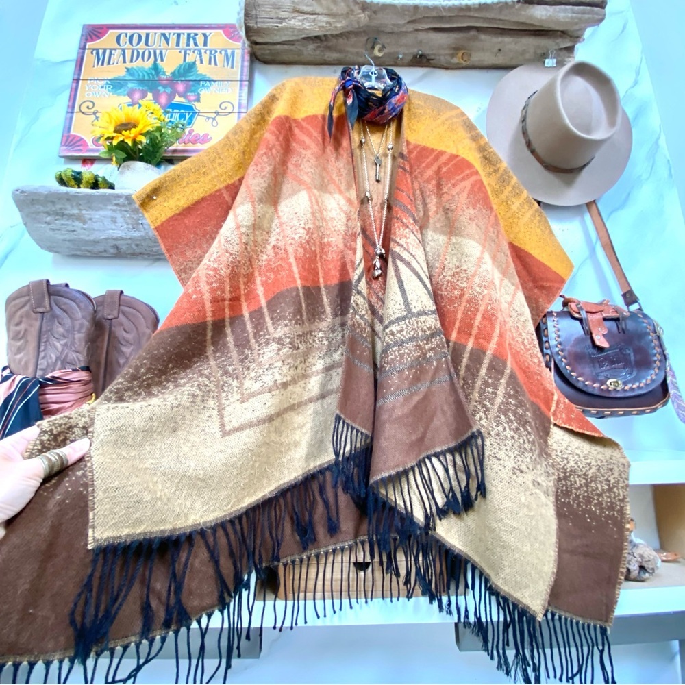 Earthy colours boho Cape w country equestrian cabin vibe - Picture 2 of 9